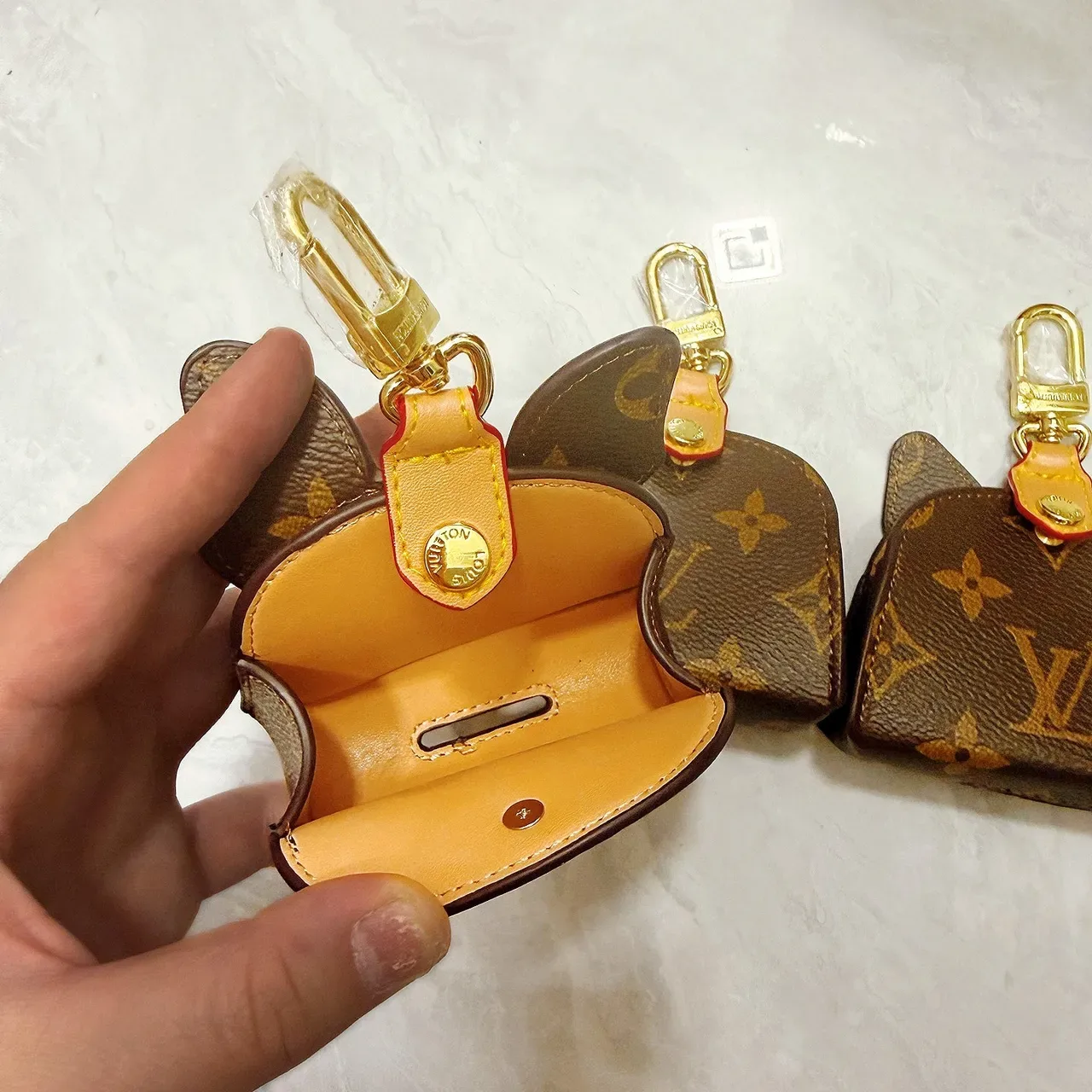 Louis Vuitton বাদামি নারঞ্জি কুকুরের মুখ এপ্লিকে মনোগ্রাম ক্যানভাস হ্যান্ডব্যাগ 5