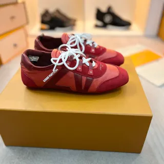 Louis Vuitton Zapatillas Lifestyle Burdeos Rojo Multi-Panel Cuero-Suede Construcción Diseño Overlay en Forma de V