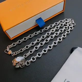 Colar Louis Vuitton Chain Reaction pendentif de cristal gravado com monograma