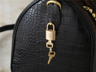 Louis Vuitton क्रॉक-एम्बॉस्ड काला टॉप-हैंडल टोट बैग 5