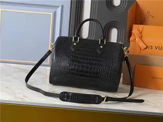 Louis Vuitton क्रॉक-एम्बॉस्ड काला टॉप-हैंडल टोट बैग 8