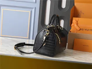 Louis Vuitton क्रॉक-एम्बॉस्ड काला टॉप-हैंडल टोट बैग 9