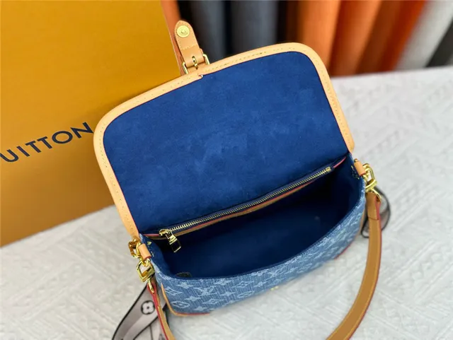 Louis Vuitton bolsa de denim com monograma flap ao ombro 2