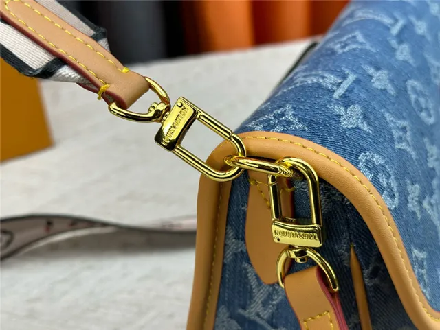 Louis Vuitton bolsa de denim com monograma flap ao ombro 4