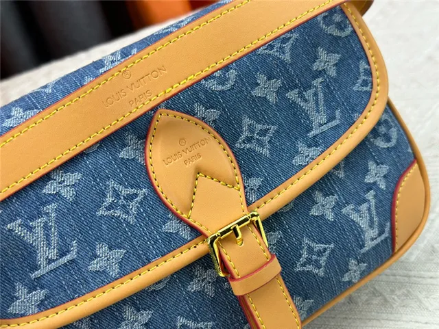 Louis Vuitton bolsa de denim com monograma flap ao ombro 5