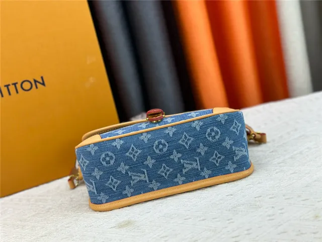 Louis Vuitton bolsa de denim com monograma flap ao ombro 6