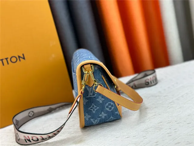 Louis Vuitton bolsa de denim com monograma flap ao ombro 8