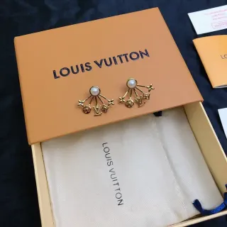 Louis Vuitton পাখনি আকারের মুক্তা ও Monogram কানের দুল