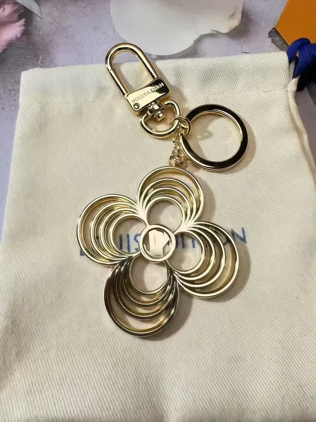 Louis Vuitton 花朵钥匙扣 金色金属 四叶形花卉图案 手链 2