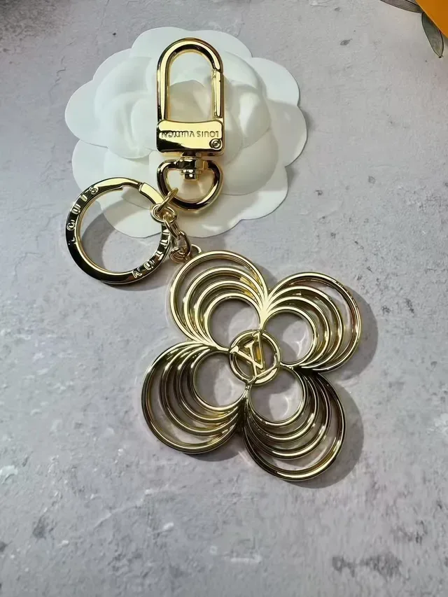 Louis Vuitton 花朵钥匙扣 金色金属 四叶形花卉图案 手链 3