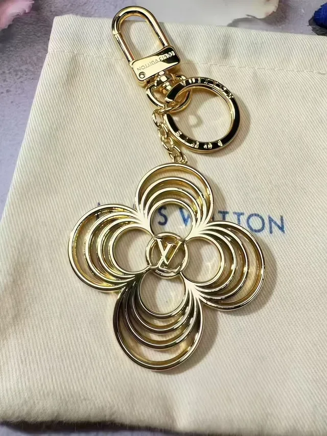 Louis Vuitton 花朵钥匙扣 金色金属 四叶形花卉图案 手链 4