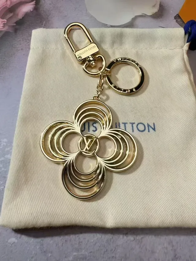 Louis Vuitton 花朵钥匙扣 金色金属 四叶形花卉图案 手链 5
