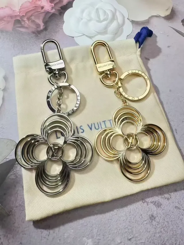 Louis Vuitton 花朵钥匙扣 金色金属 四叶形花卉图案 手链 6