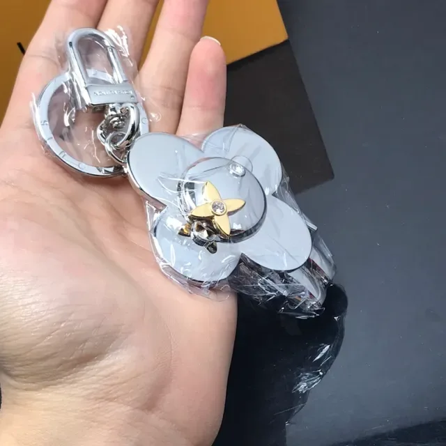 حقيبة كتف Louis Vuitton Flower Lock Silver Gold Metallic Crystal-Accented 2
