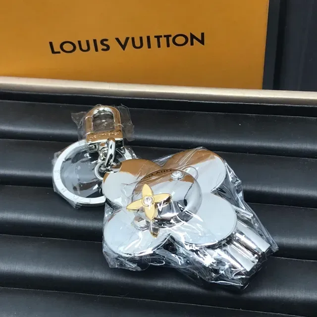 حقيبة كتف Louis Vuitton Flower Lock Silver Gold Metallic Crystal-Accented 4