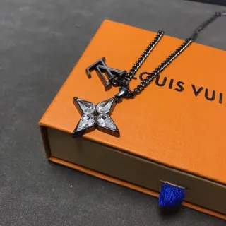Louis Vuitton ফুল মনোগ্রাম ক্রিস্টাল পেন্ডেন্ট নেকলেস