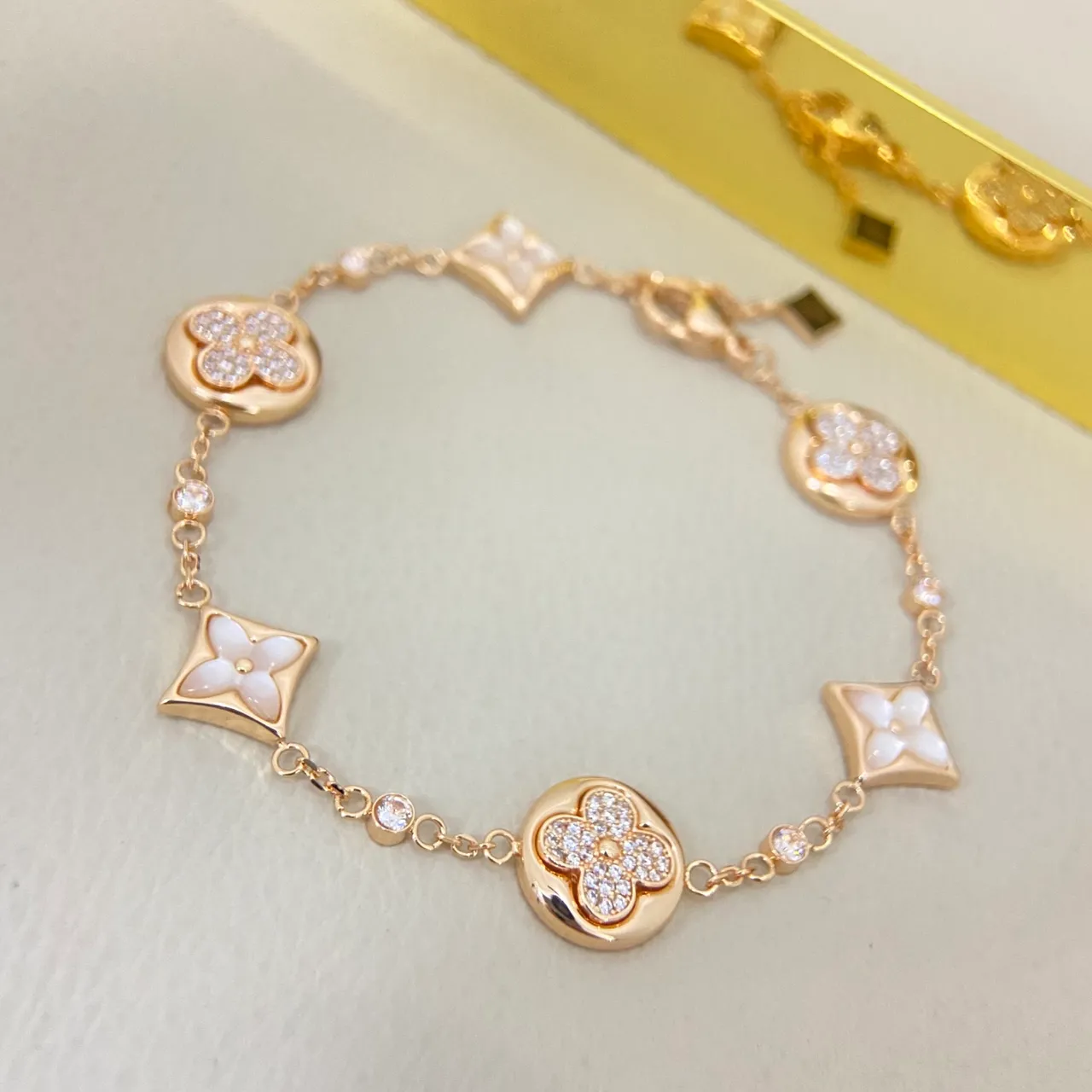 Louis Vuitton Bracelet Motif Fleur Or Rose Cristal Pavé et Mère-de-perle 2