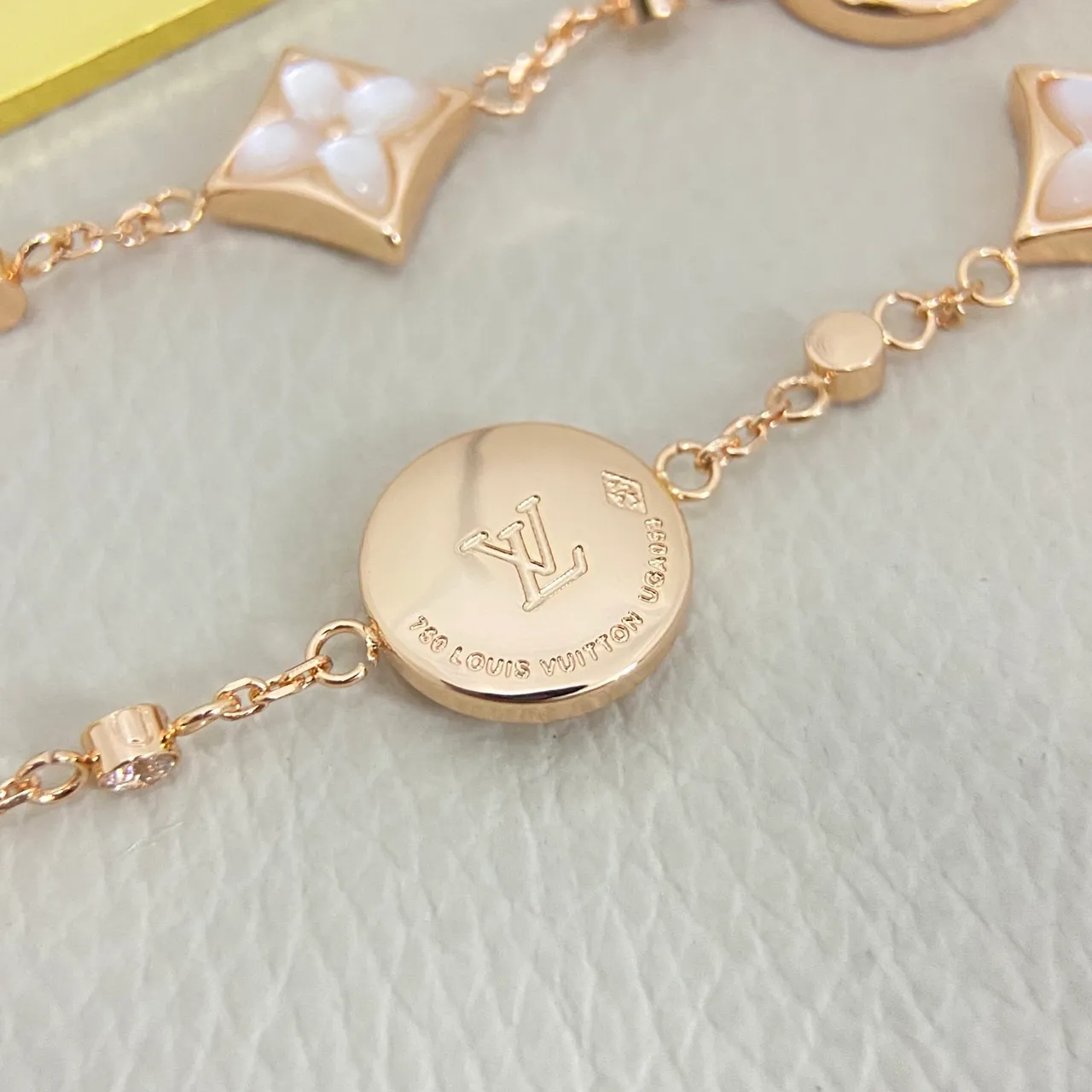 Louis Vuitton Bracelet Motif Fleur Or Rose Cristal Pavé et Mère-de-perle 3