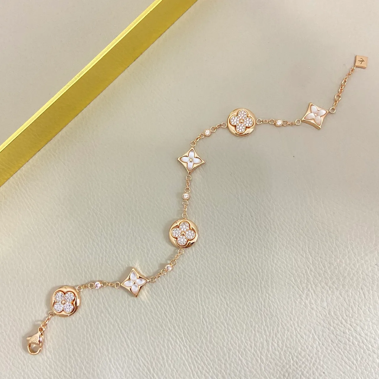 Louis Vuitton Bracelet Motif Fleur Or Rose Cristal Pavé et Mère-de-perle 4