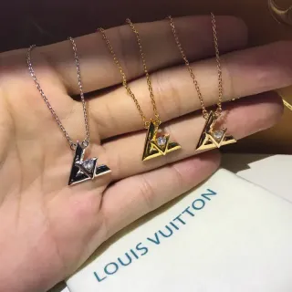Louis Vuitton Colar com pingente de monograma geométrico de cristal em ouro e prata