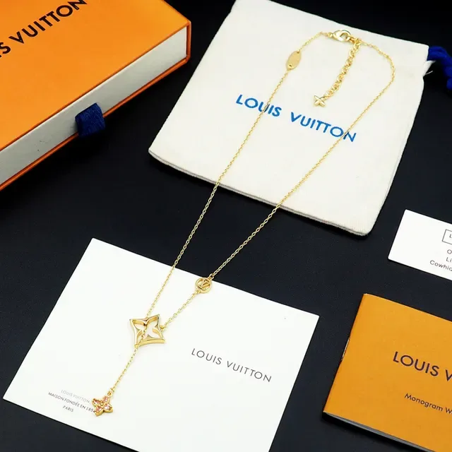 Colar Louis Vuitton Dourado Monogram Estrela e Flor de Cristal Rosa 7