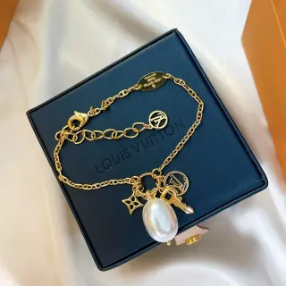Louis Vuitton سلسلة ذهبية بيضاء لؤلؤ باروك سوار معلق