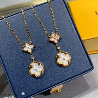 Colar Louis Vuitton Corrente Dourada Branca Madreperla Flores Quadrifoliadas