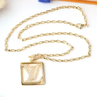 Colar Louis Vuitton Corrente Curb Dourado Branco Pingente Quadrado
