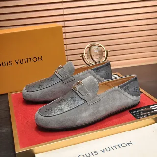 Louis Vuitton حذاء لوفر جلد الغزال الرمادي بتصميم مونوغرام