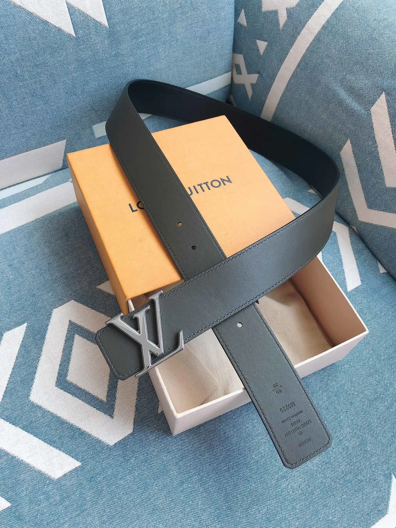 Louis Vuitton Gray Silver Reversible Oversized LV Monogram Buckle Leather Belt 3