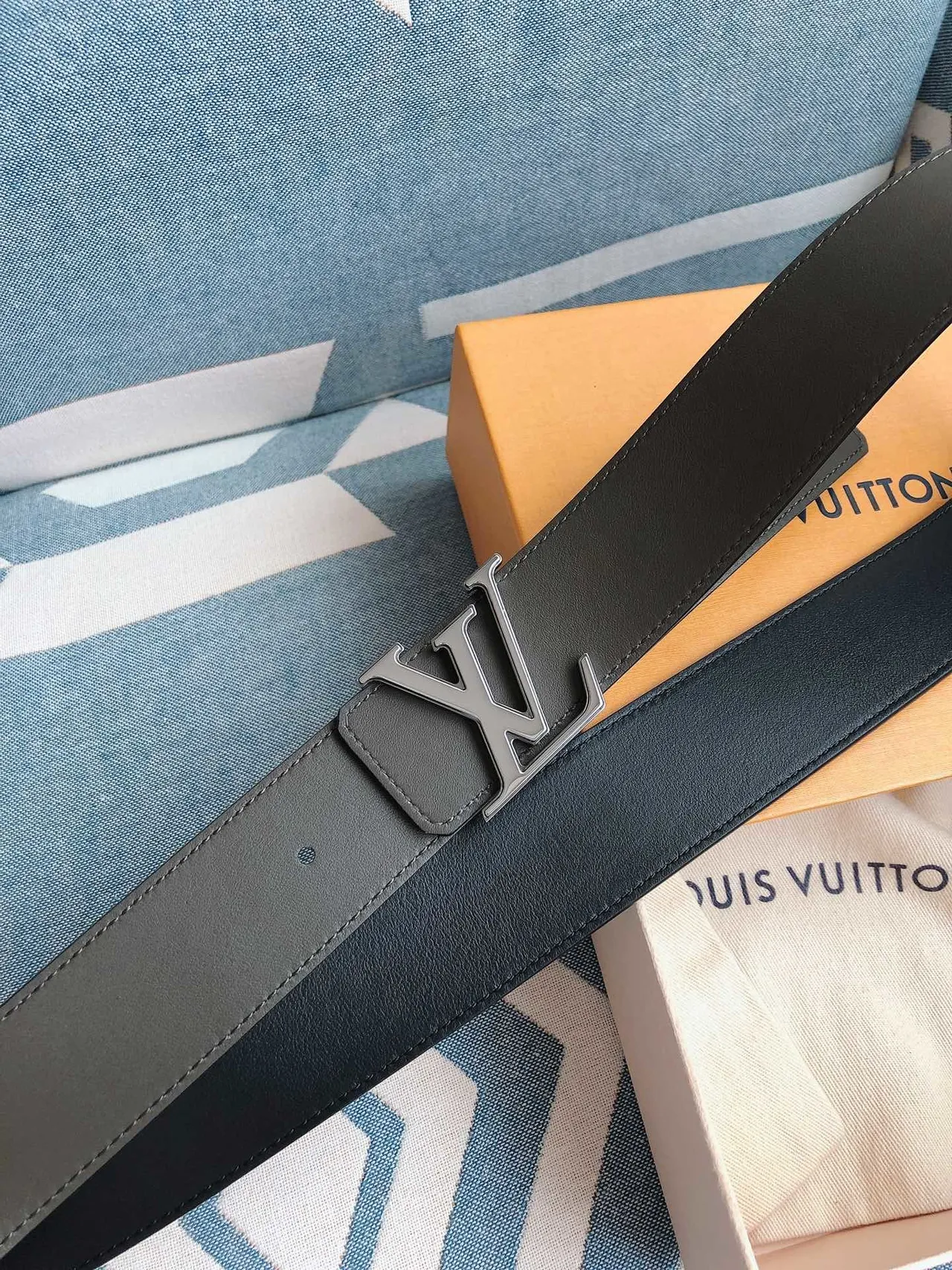 Louis Vuitton Gray Silver Reversible Oversized LV Monogram Buckle Leather Belt 8