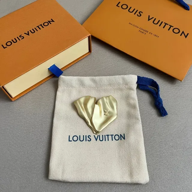 Louis Vuitton Heart-Shaped Crumpled Gold Monogram Ring 7