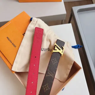 Louis Vuitton Initiales Monogram 和 红色皮革腰带