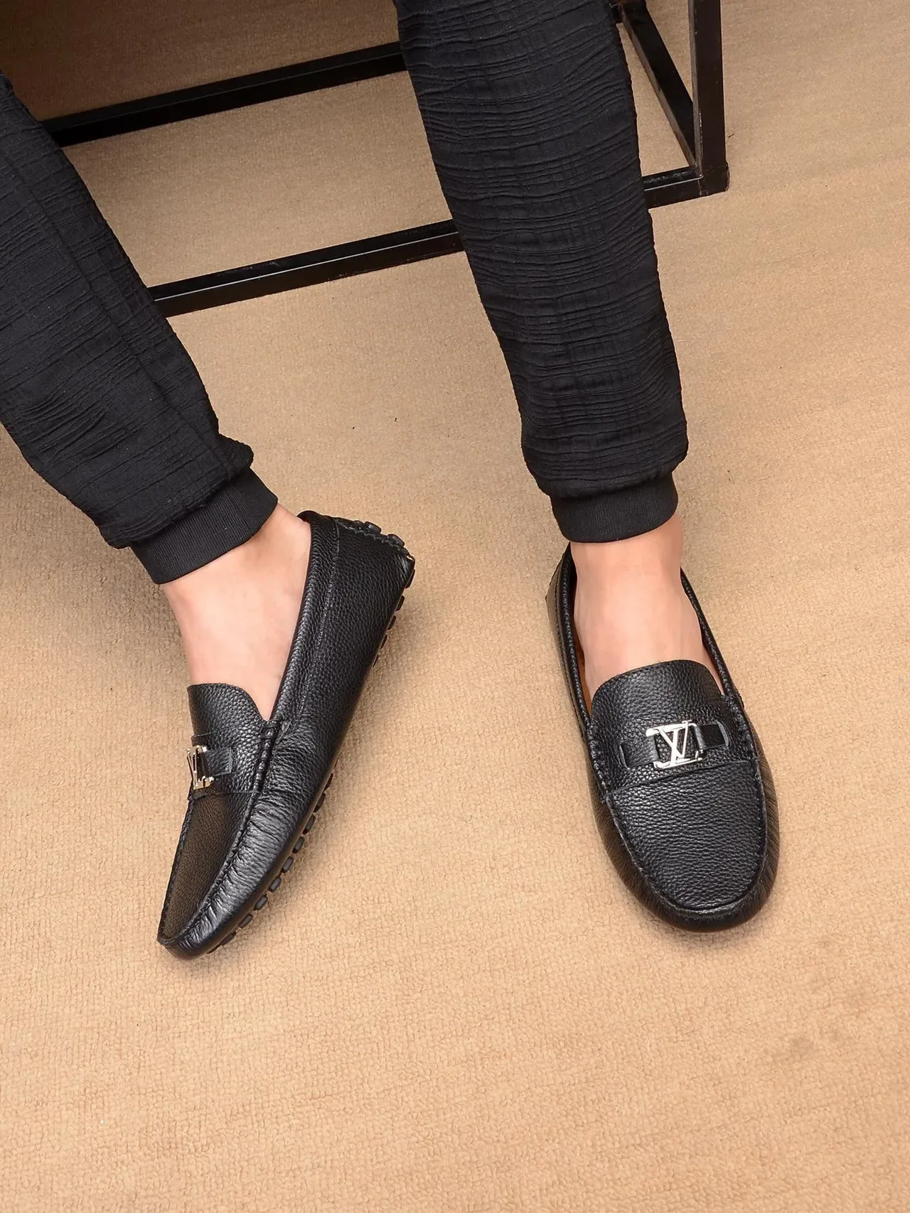 Louis Vuitton Noir Beige Cuir Texturé Boucle Métal LV Loafer 2