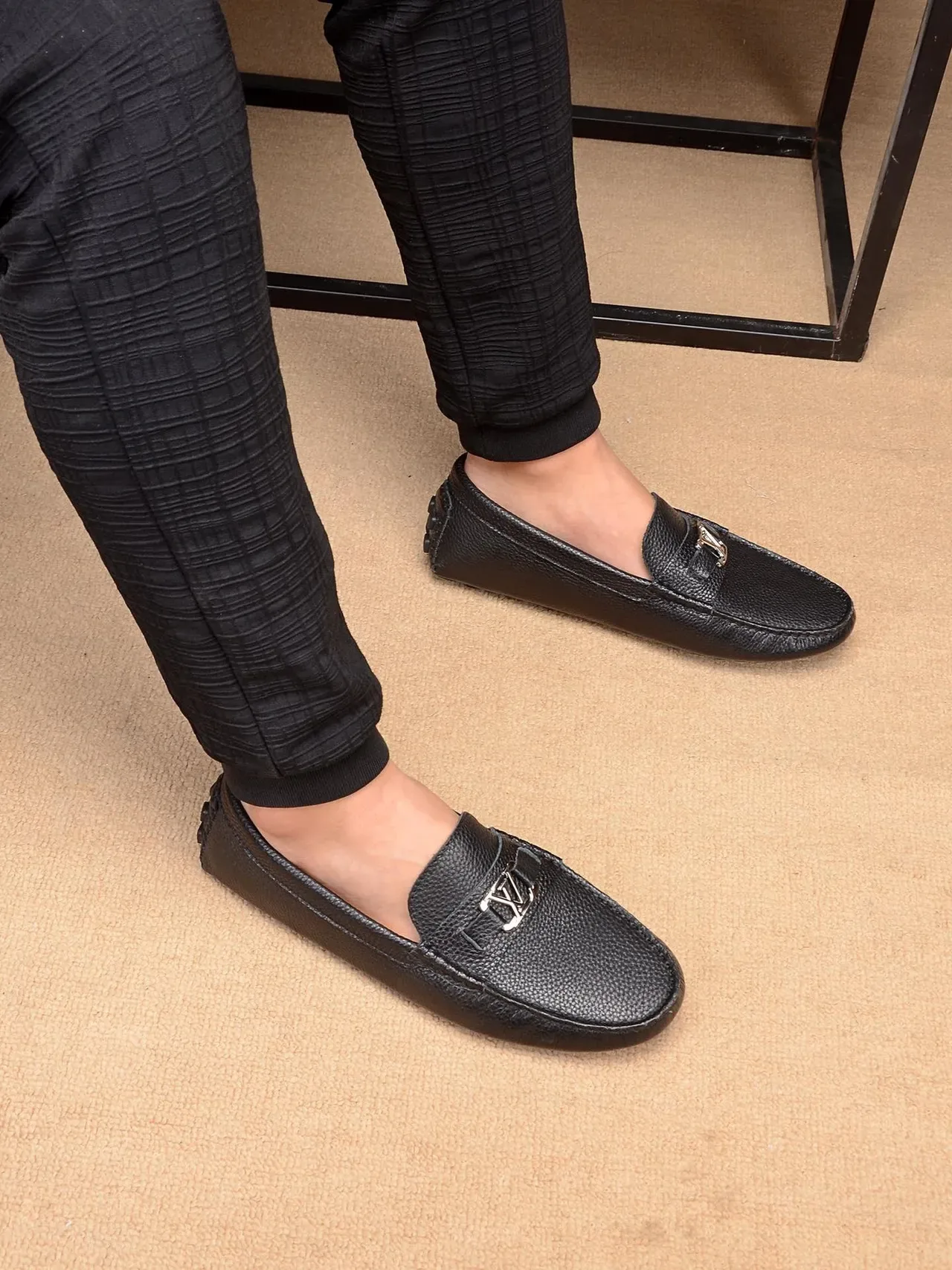 Louis Vuitton Noir Beige Cuir Texturé Boucle Métal LV Loafer 3