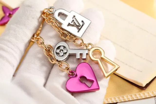 Louis Vuitton Lock & Key Cadena con Charms Pulsera de Oro y Rosa Metal con Esmalte 2