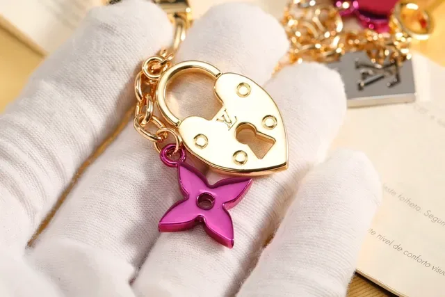 Louis Vuitton Lock & Key Cadena con Charms Pulsera de Oro y Rosa Metal con Esmalte 3