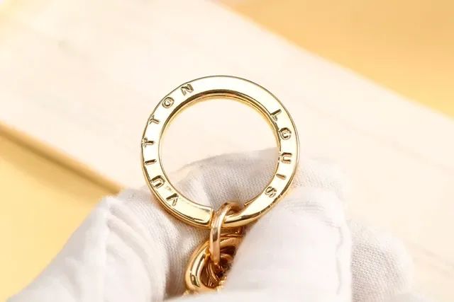 Louis Vuitton Lock & Key Cadena con Charms Pulsera de Oro y Rosa Metal con Esmalte 4