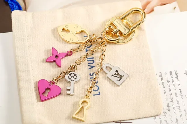 Louis Vuitton Lock & Key Cadena con Charms Pulsera de Oro y Rosa Metal con Esmalte 7