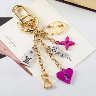 سوار Louis Vuitton Lock & Key ذهبي وردي متعدد التعويذات مميز بالمينا