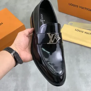 Louis Vuitton Logo Buckle Loafer Cuero Patentado Negro