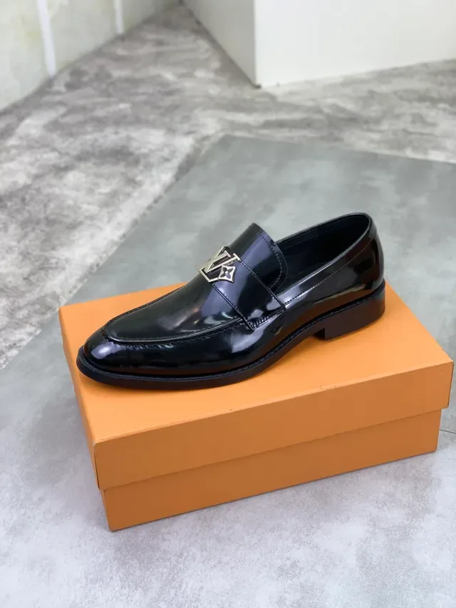 Louis Vuitton Logo Buckle Loafer Cuero Patentado Negro 4