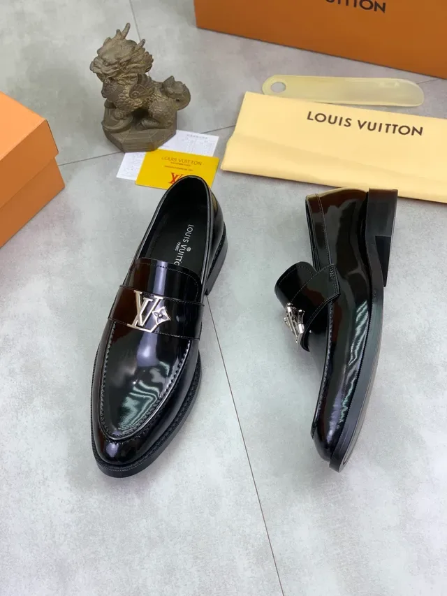 Louis Vuitton Logo Buckle Loafer Cuero Patentado Negro 5