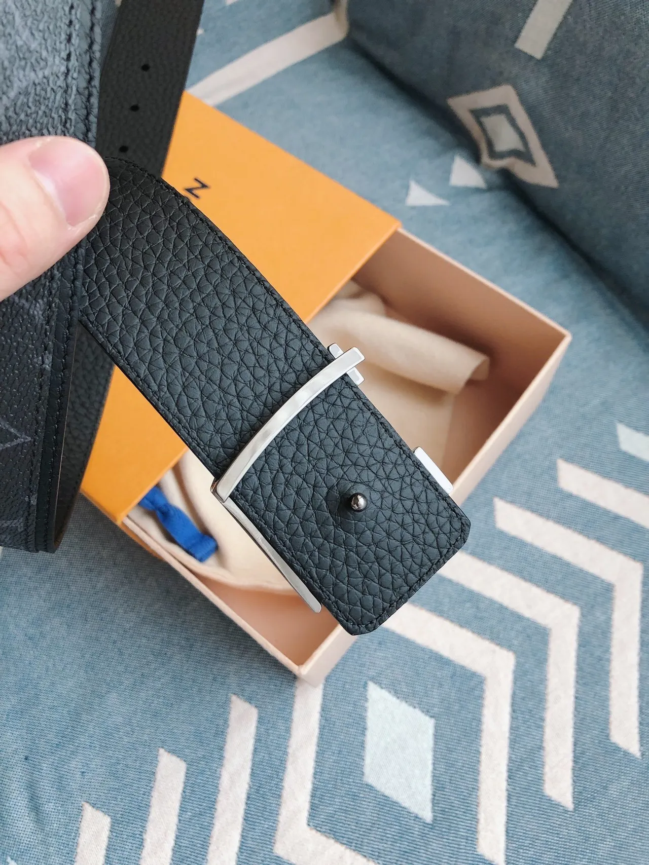 Louis Vuitton LV गहरा टील मोनोग्राम सहित चमड़े की बेल्ट 7