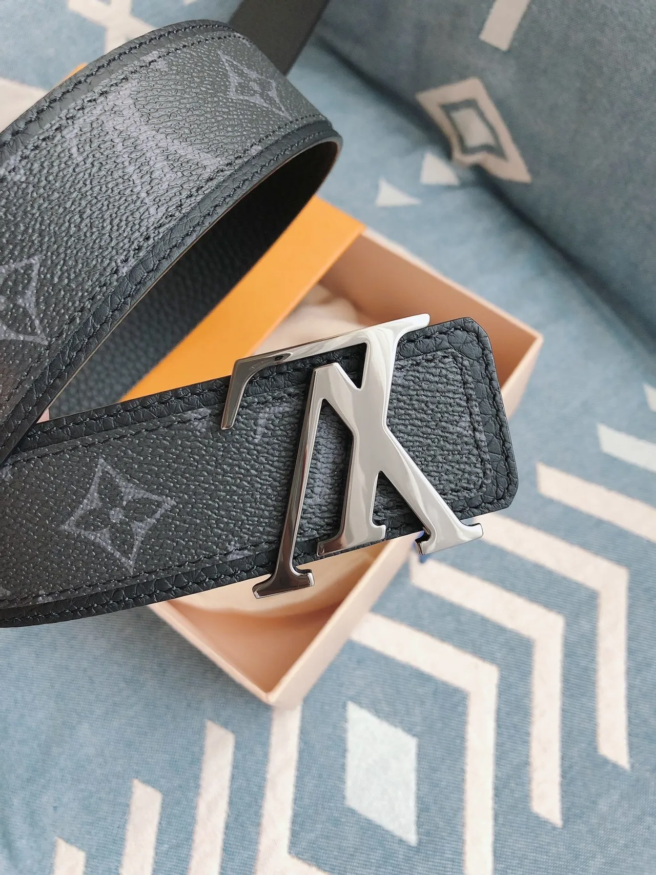 Louis Vuitton LV गहरा टील मोनोग्राम सहित चमड़े की बेल्ट 8
