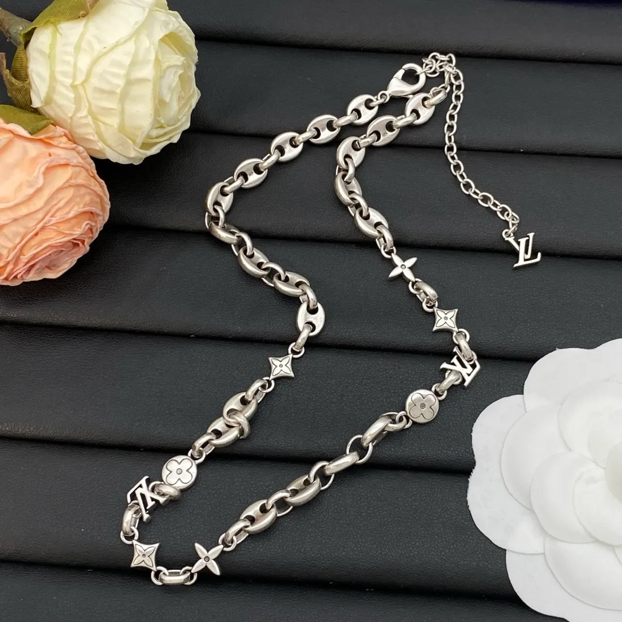 Colar Louis Vuitton LV Corrente Ouro Prata Elos Oval Monograma Charms 3