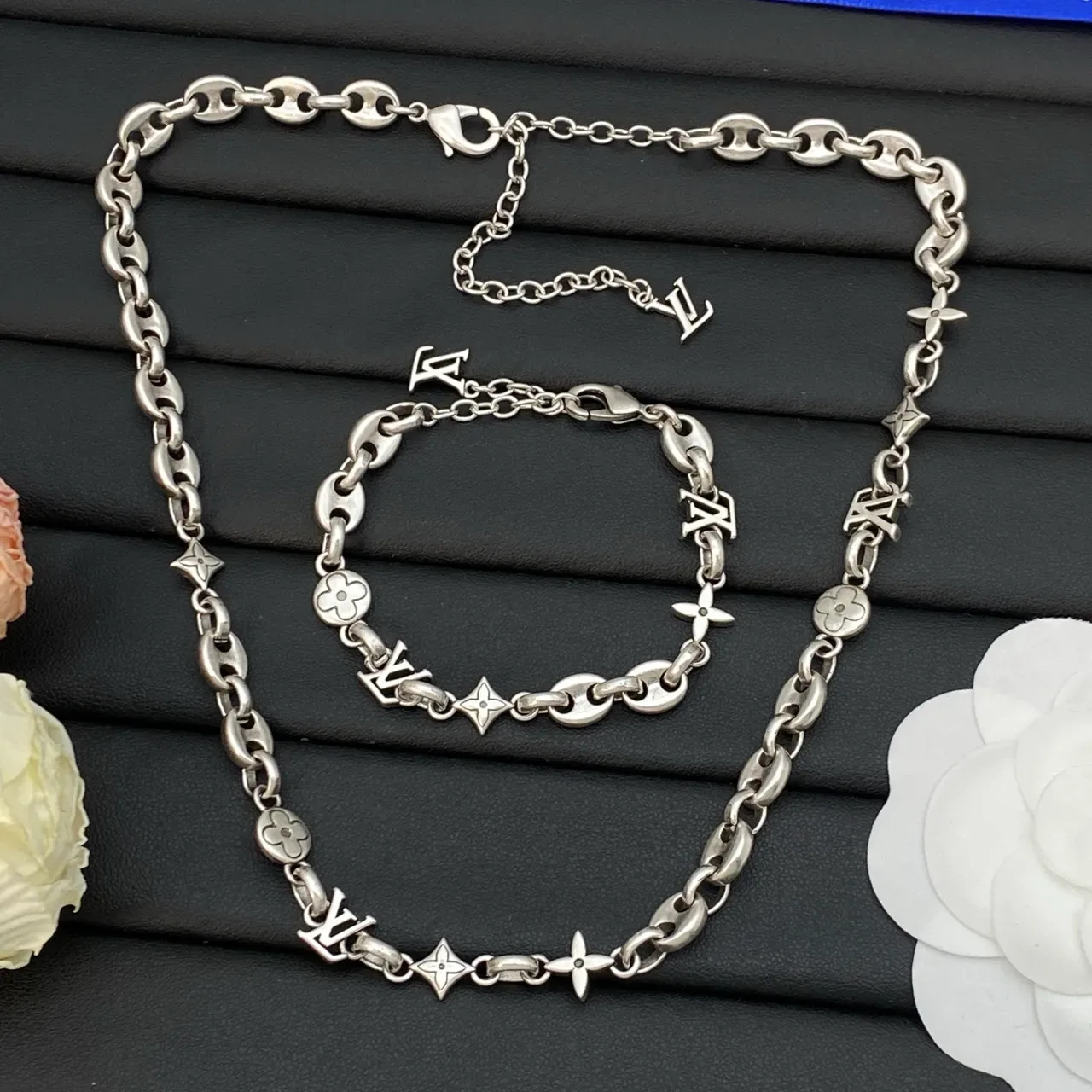 Colar Louis Vuitton LV Corrente Ouro Prata Elos Oval Monograma Charms 5