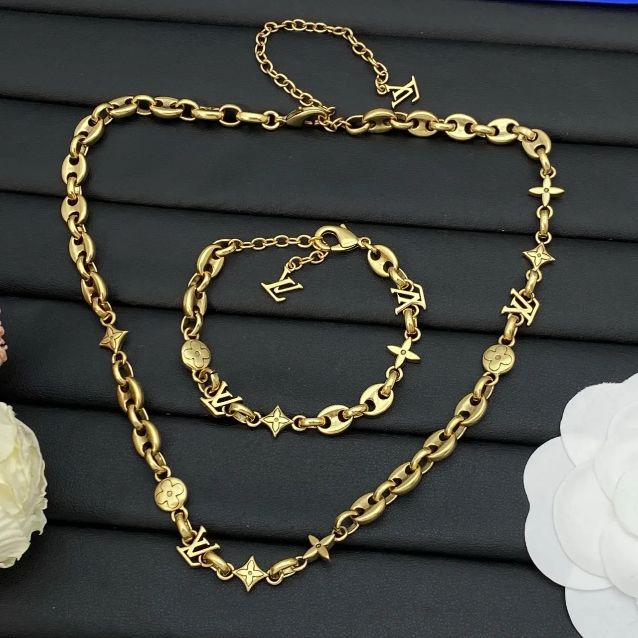 Colar Louis Vuitton LV Corrente Ouro Prata Elos Oval Monograma Charms 9