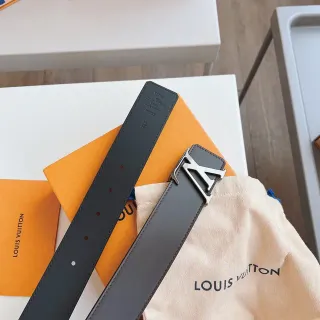 Louis Vuitton LV Initiales Cinto de couro