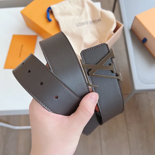 Louis Vuitton LV Initiales Cinto de couro 2